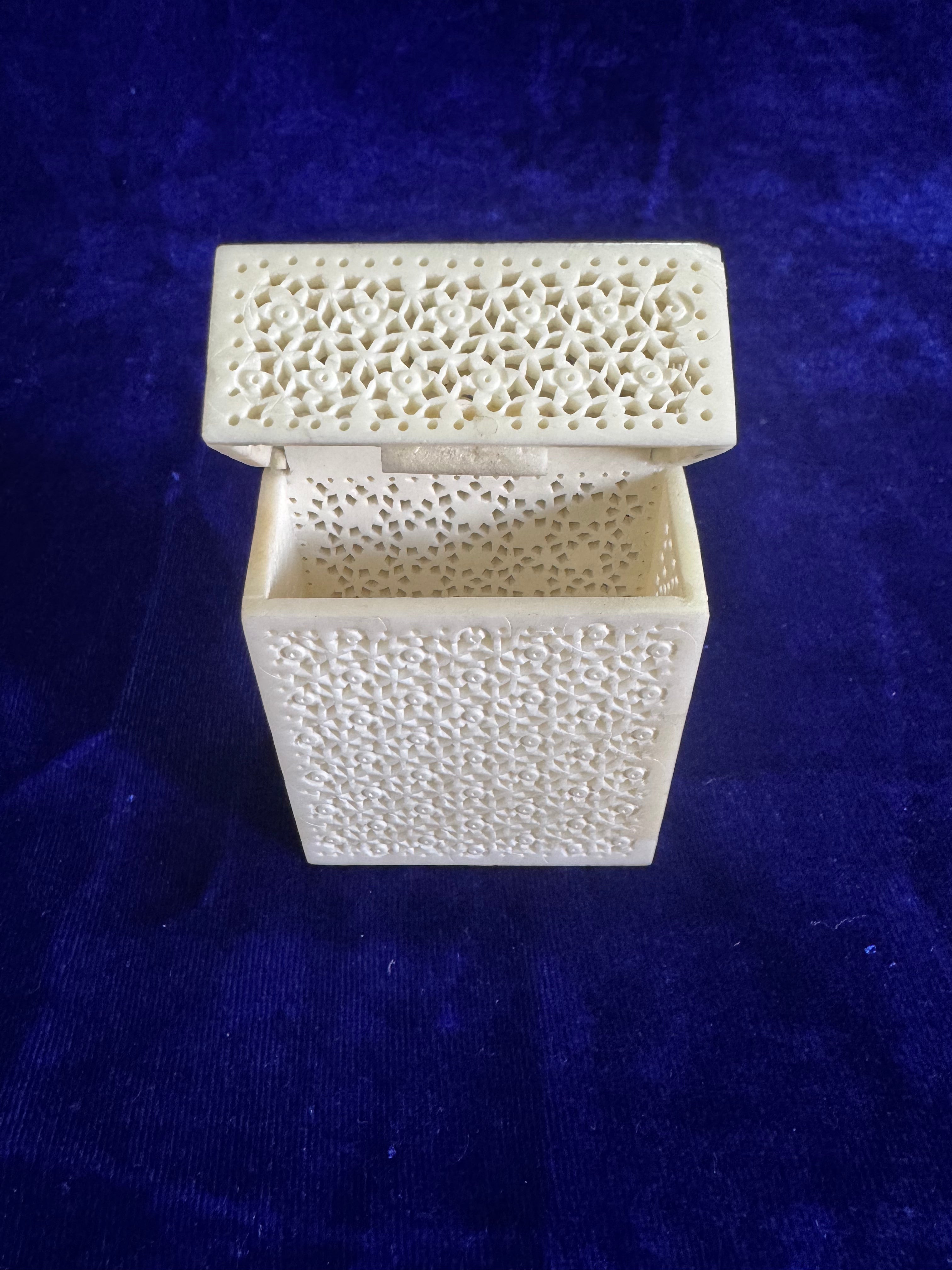 Velorune AsterLattice Bone Card Casket